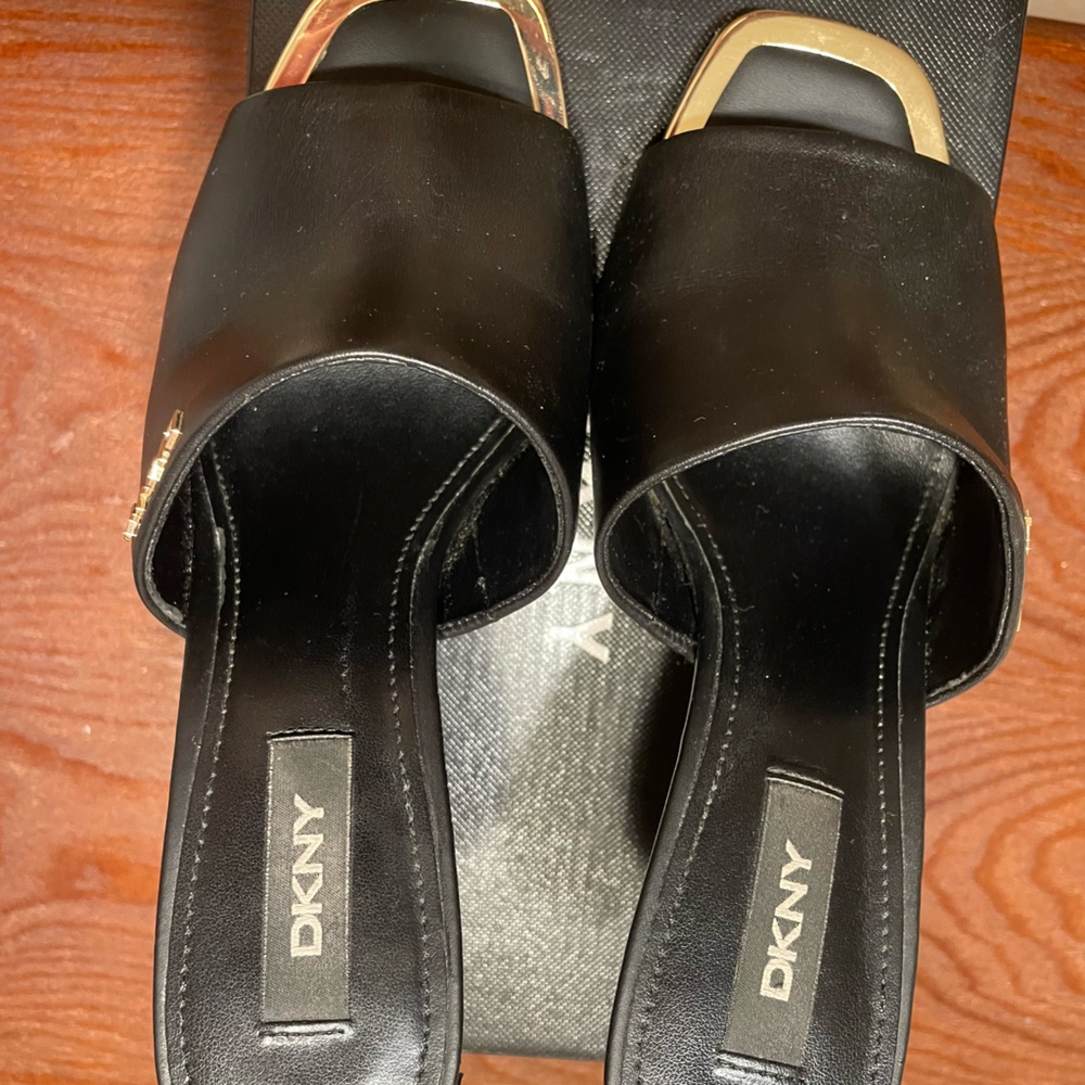 DKNY Bronx black size 6.5